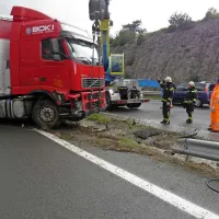 S tovornjakom prebil dve ograji