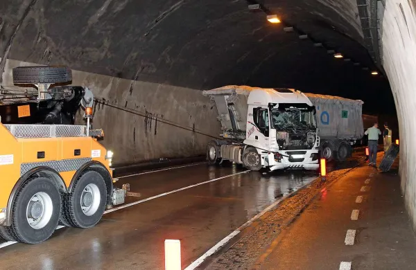 V prometni nesreči v predoru Panovec je bilo udeleženih šest vozil