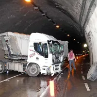 V prometni nesreči v  predoru Panovec udeležnih &scaron;est vozil