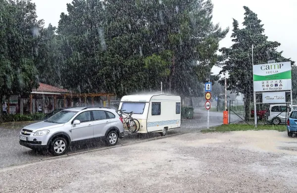 Zaradi hudega naliva in  neobetavne napovedi, so nekateri svoje bivanje v kampu skrajšali 

