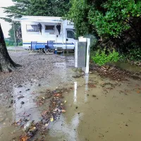     Tisti, ki počitnikujejo v avtodomih, so se med najhujšim nalivom zatekli vanje