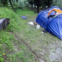 Pred dežjem in potočkom, ki je zalival šotor, se niso ubranili niti s polomljenim dežnikom