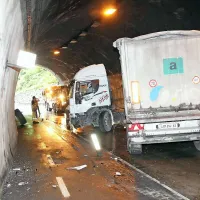 Prikolica s tovorom hlodovine je zadela tovorno vozilo, ki je pripeljalo iz nasprotne smeri