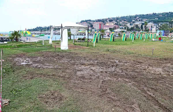Sobotni koncert je pustil vidne sledi tudi na zelenici kopališča