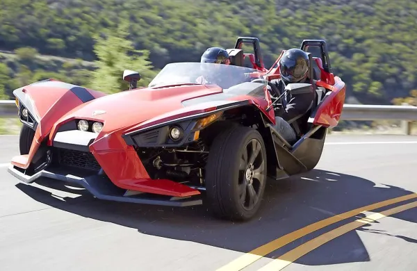  Polaris slingshot v elementu: sonce nad glavo, veter okrog ušes, vijuganje in “polaganje” v ovinkih .... 
