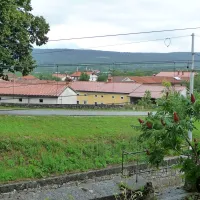 Povir, ki se je naučil sobivati z obstoječo železniško progo, je precej obremenjen s hrupom avtoceste (v ozadju), zdaj bo vmes segla še hitra proga