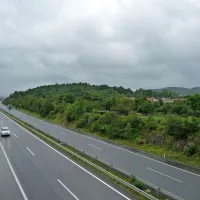 Zaradi hitre proge bodo najbolj prizadeti vaščani Žirij: progo bodo namreč umestili med avtocesto in vasjo (na desni strani) 