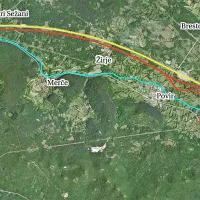 Na zemljevidu je z rumeno označena avtocesta Sežana-Divača, z modro regionalna cesta, s sivo južno od nje  obstoječa železniška proga. Hitra proga (v rdeči barvi) bi prišla iz predora pod Taborom pri Danah in tekla južno od avtoceste tik ob Žirjah (v