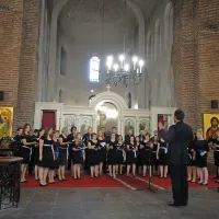 Pevke in pevci Akademskega pevskega zbora Univerze na Primorskem med nastopom v cerkvi sv. Sofije v Sofiji
