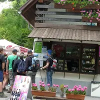 V koči pri izviru Soče je vse več pohodnikov po poti Alpe Adria