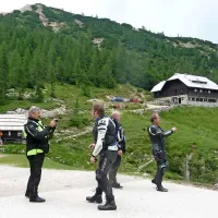 Koče na Vršiču imajo tudi za tretjino manj gostov