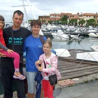 Družina Hlebec iz Šentruperta se ima v Izoli, kljub deževnemu vremenu, prav lepo. “Važno je, da smo skupaj,” pravijo.