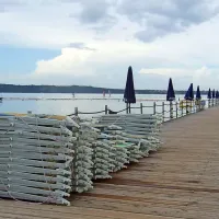 Zadnje dneve julija so leseni pomoli na portoroški plaži običajno polni kopalcev, včeraj dopoldne pa so žalostno samevali 
