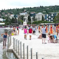  Plaže po jutranjem dežju niso samevale, le v morju ni bilo prav veliko kopalcev, čeprav ima vseeno 25 stopinj Celzija 