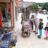 Deževno vreme ne živcira trgovcev, saj tedaj več turistov zaide k njim