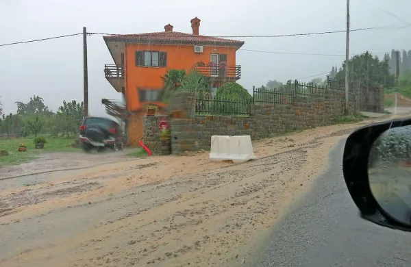Gramoz, s katerim so zasuli jarek ob cesti, je torkov dež takole odnašal