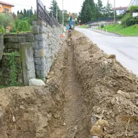 Včeraj, ko bi morali končati s posegi na cesti na Škofijah, so jarek spet odkopali 