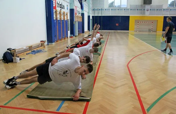 Salonit je s  trenerjem Leonom Schillingom začel priprave z že znanimi obrazi