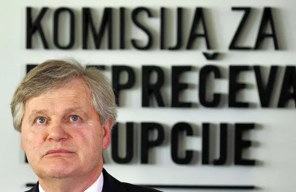 Ni prav, ni etično in integritetno, da lahko pri nas nekdo kandidira in je izvoljen v državni zbor z bremenom pravnomočne kazenske obsodbe, je poudaril predsednik komisije za preprečevanje korupcije (KPK) Boris Štefanec