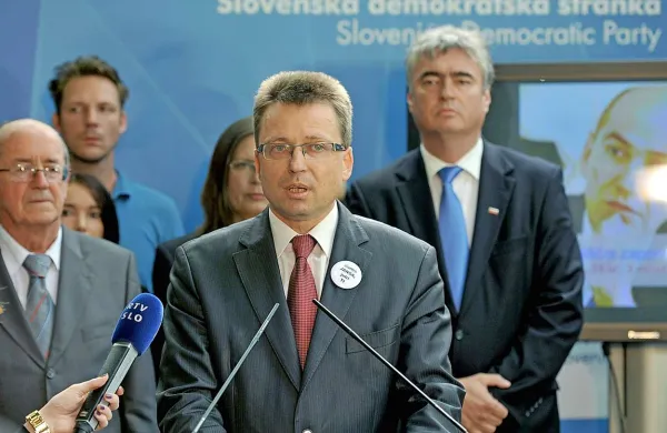 Če poslanskega mandata Janezu Janši v petek ne bo potrdil DZ, bo to nekaj dni pozneje storilo ustavno sodišče, je danes poudaril podpredsednik SDS Zvonko Černač