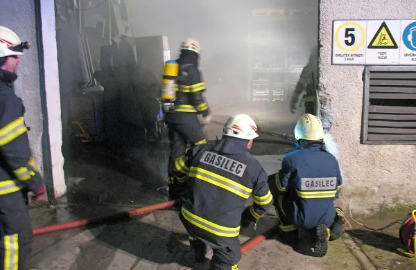 Gasilci so porabili precej vode, preden so pogasili goreče odpadke aluminija
