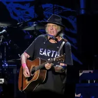 Neil Young je sam na  akustično kitaro odbrenkal zgolj dve pesmi, zlajnani Blowin' in the wind in Heart of gold  