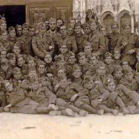 Skupina fantov v posebnih bataljonih v L’Aquili v Abrucih pred odhodom v Sant’Eusanio
