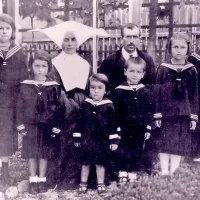 Družina Rebec po mamini smrti s teto Johano - sestro Valerijo na Čukarici v Beogradu leta 1935