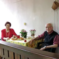 Pisatelj z ženo Zoro Tavčar na domačem balkonu, kjer včasih tudi piše 