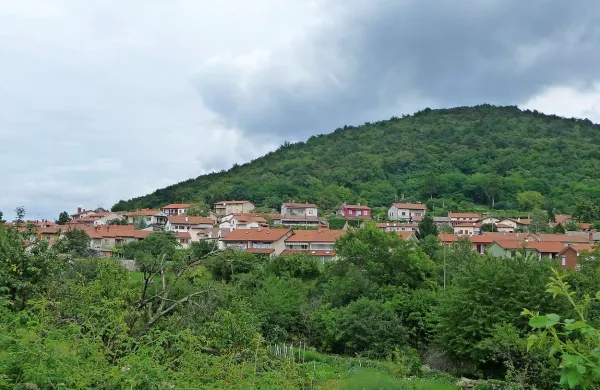 Precej hiš v Sežani ni priključenih na javno kanalizacijo, a morajo kljub temu plačevati kanalščino. Toda ustavno sodišče ne bo presojalo tega, temveč druge določbe, ki jih je v odlok o kanalizaciji domnevno nezakonito zapisala sežanska občina.