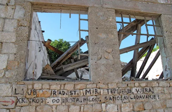 Hrvaška vlada se želi znebiti bivšega zapora na Golem otoku in nekdanje komunistične šole v Kumrovcu, rojstnem kraju Josipa Broza Tita