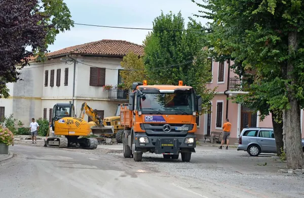 Urejajo kanalizacijo v va&scaron;kem jedru