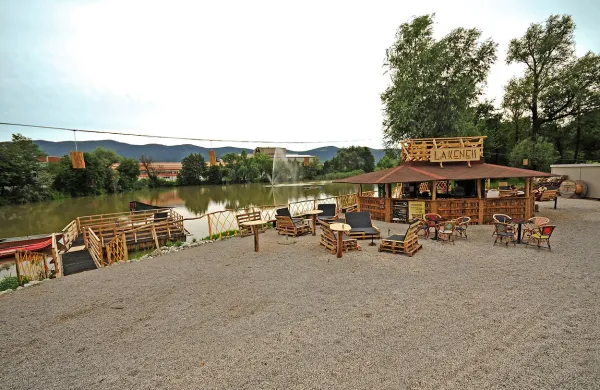 Člani Društva Mladi Renče-Vogrsko so tri mesece urejali prizorišče festivala in ga opremili z naravnimi materiali 
