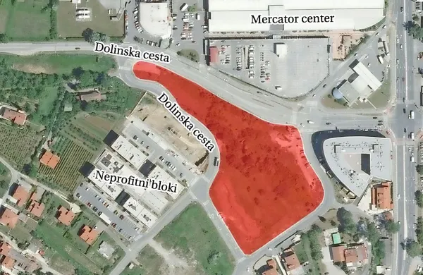 Območje bodoče neprofitne gradnje med Mercatorjevim hipermarketom in že zgrajenimi neprofitnimi stolpiči nad Dolinsko cesto