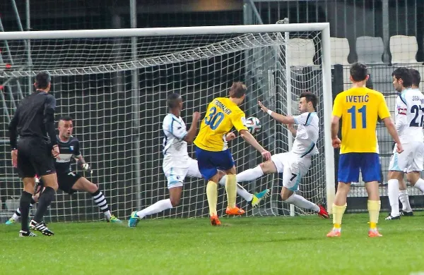 Jaka Štromajer (številka 30) je tako zabil zadnji gol na primorskih derbijih v pretekli sezoni 