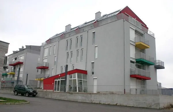 Od devetih stanovanj na Kozini so doslej prodali dve, za preostale bodo kupce znova iskali jeseni, cene pa bodo malce nižje
