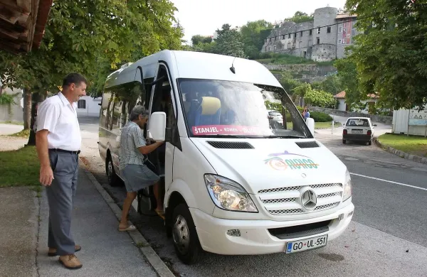 V Štanjelu se poleti vsak konec tedna trikrat na dan ustavi minibus, ki odpelje potnika do Devina in nazaj