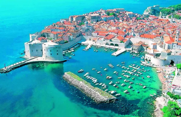 Na osrednji ulici v Dubrovniku Stradun, ki je vedno polna turistov in domačinov, so se policisti v petek zvečer ukvarjali s štirimi mladimi golimi Nemci