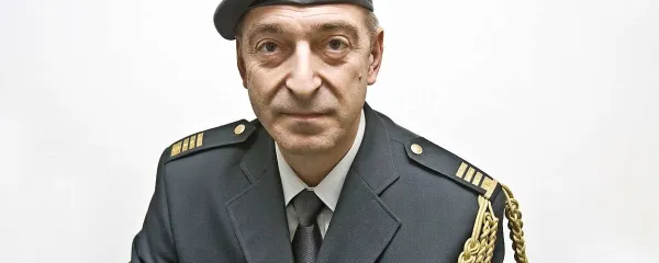 Polkovnik  Mitja Miklavec je karierni vojaški diplomat