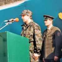 Prva prisega leta 1992 v 410. učnem centru v Postojni (z leve): poveljnik centra Mitja Miklavec, poveljnik 6. Pokrajinskega štaba teritorialne obrambe Bogdan Beltram ter član predsedstva Republike Slovenije Ciril Zlobec 