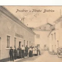 Zanimiva razglednica, ki jo je tiskal Maks Šeber in je bila poslana leta 1905, prikazuje javno kopališče za tedanjim hotelom Tomšič ob Cankarjevi ulici. Javno kopališče je služilo namenu še kar nekaj let po drugi svetovni vojni, ko so se ljudje doma še