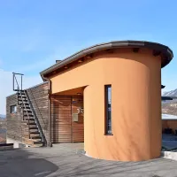  Slikovita razglednica starega dela Bistrice z Vencinovo hišo v ozadju in Gaertnerjevo domačijo (na levi), ki je danes ni več. V delu Vencinove hiše nad reko Bistrico so člani čebelarskega društva Antona Žnideršiča uredili svoje prostore z manjšo