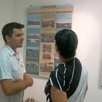 Primož Rojc (na fotografiji ob  odprtju razstave), doma iz Dolnjega Zemona pri Ilirski Bistrici, zbira razglednice od leta 2007. V teh letih je njegova zbirka narasla na  približno 700 razglednic, z najstarejšo iz leta 1898. Večino iz njegove zbirke