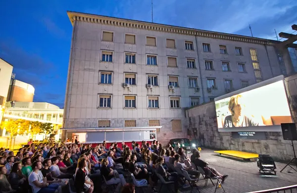 Brezplačne projekcije pod zvezdami privabijo lepo število Novogoričanov