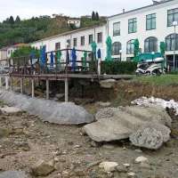 Neurje je lani jeseni razdejalo obalo na Fornačah in spodkopalo nasutje