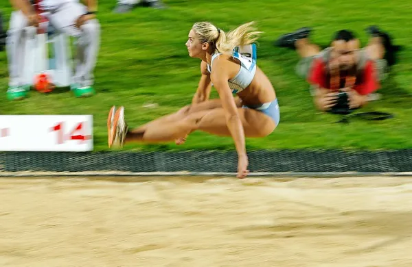 Snežana   Vukmirović Rodić je  prvi dan atletskega državnega prvenstva v Celju prepričljivo zmagala v troskoku in se s 13,90 m po krajšem premoru uspešno vrnila na tekmovališča