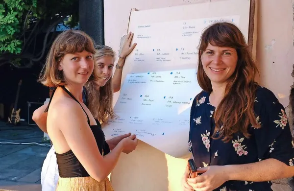 Še zadnje priprave  pred odprtjem Pop-up doma Jadran (desno vodja projekta Nina Mršnik)