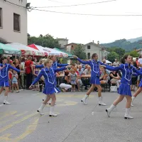 Ob Prvačkih mažoretah (na fotografiji) so publiko razgibali še člani plesne skupine Pro dance, ki niso nehali plesati niti med najhujšim nalivom 