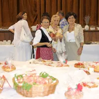 V Sokolskem domu so dobrote in lepote, pa tudi trdno streho nad glavo, ponujali vipavski vinarji, KGZ z razstavo breskev, umetniki in članice društva žena (na fotografiji), ki so pripravile razstavo peciva