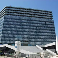 Pročelje Eda centra nadzirajo dvakrat dnevno